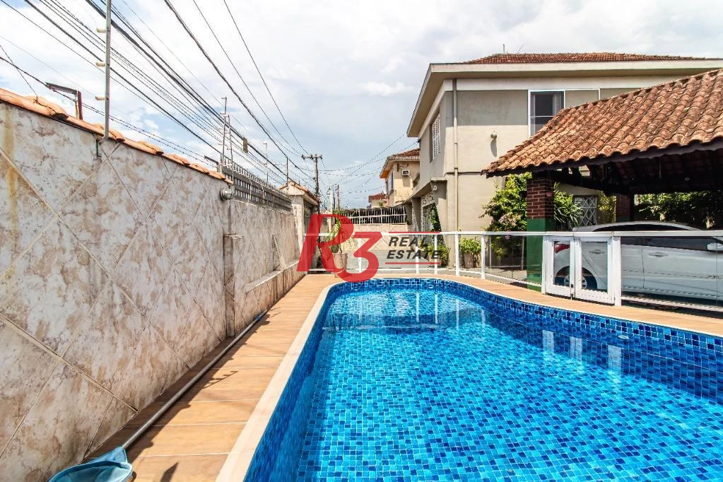 Sobrado com 4 dormitórios à venda na Vila Cascatinha.
