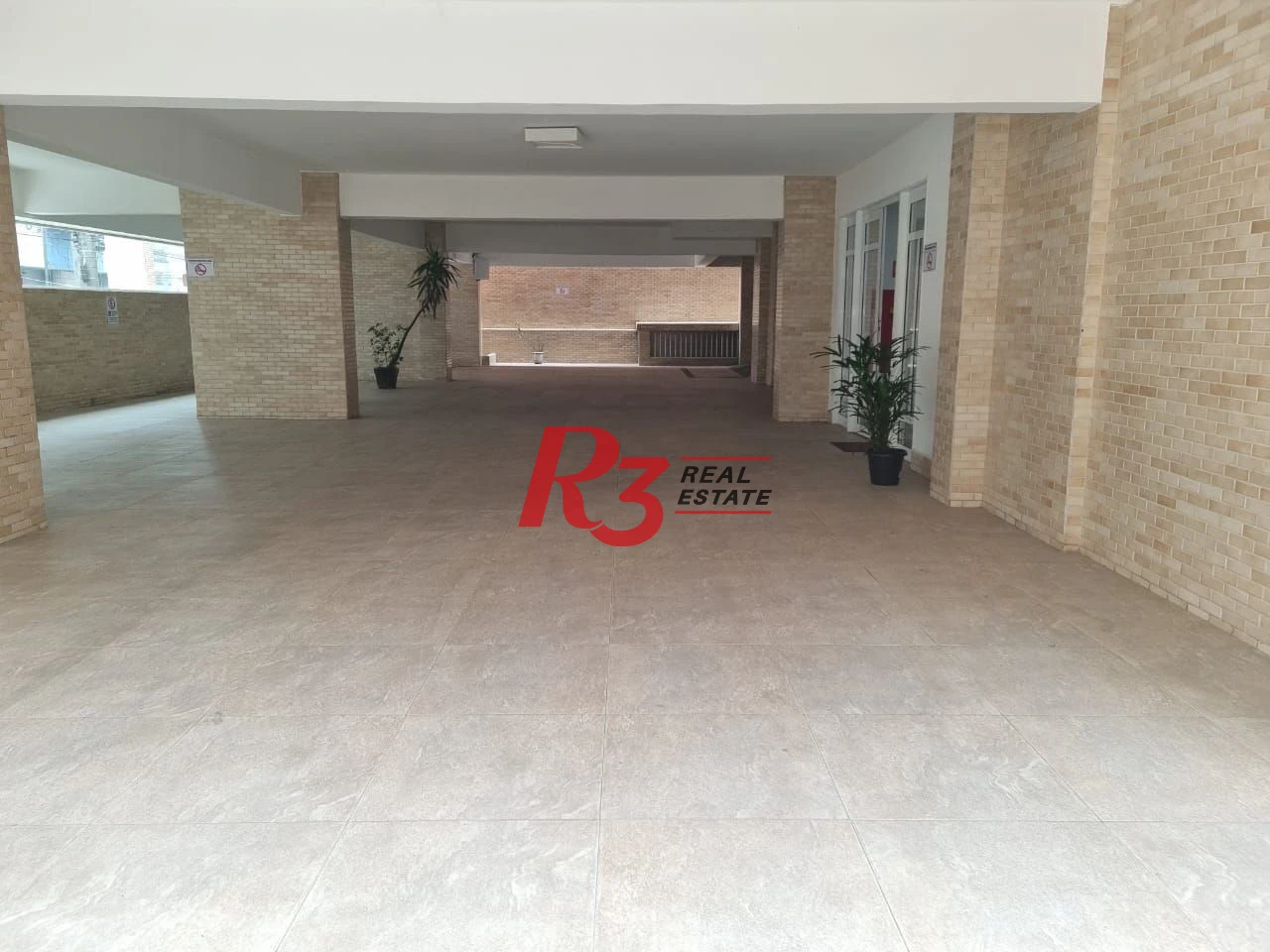 Oportunidade à venda no José Menino! Porteira fechada, 2 quartos,sacada vista livre,  1 vaga, lazer com piscina e academia, andar alto, portaria 24h!