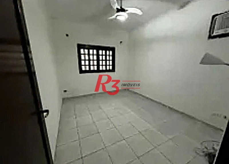 Excelente casa de 3 dormitórios à venda no Bom Retiro em Santos.