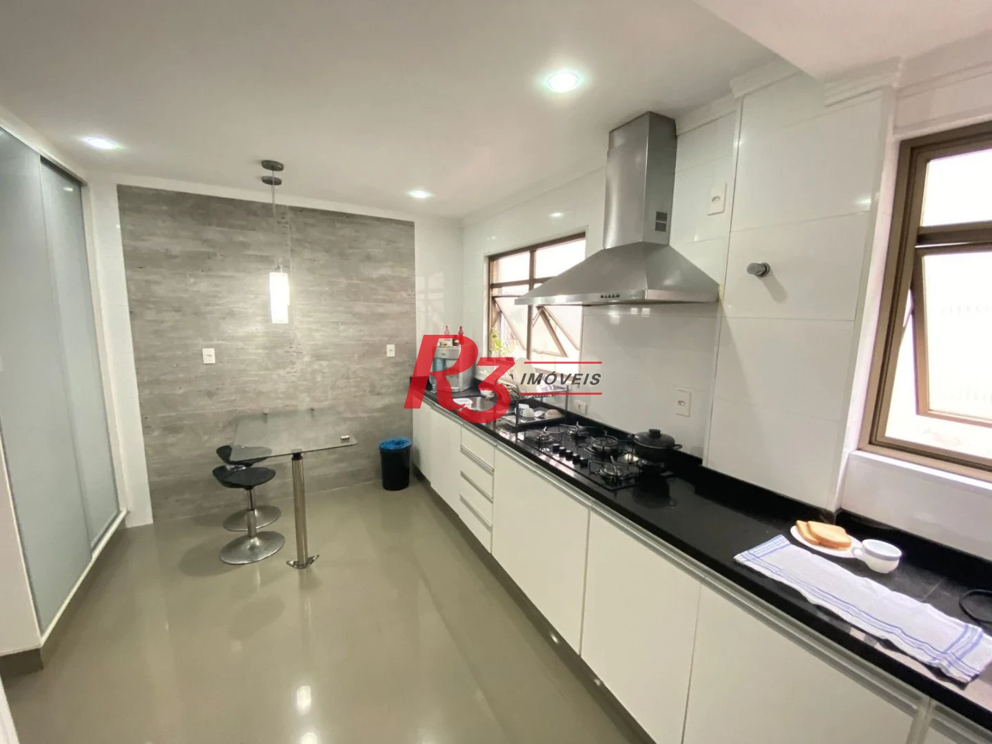 Sobrado com 4 dormitórios à venda, 212 m² por R$ 1.420.000,00 - Embaré - Santos/SP
