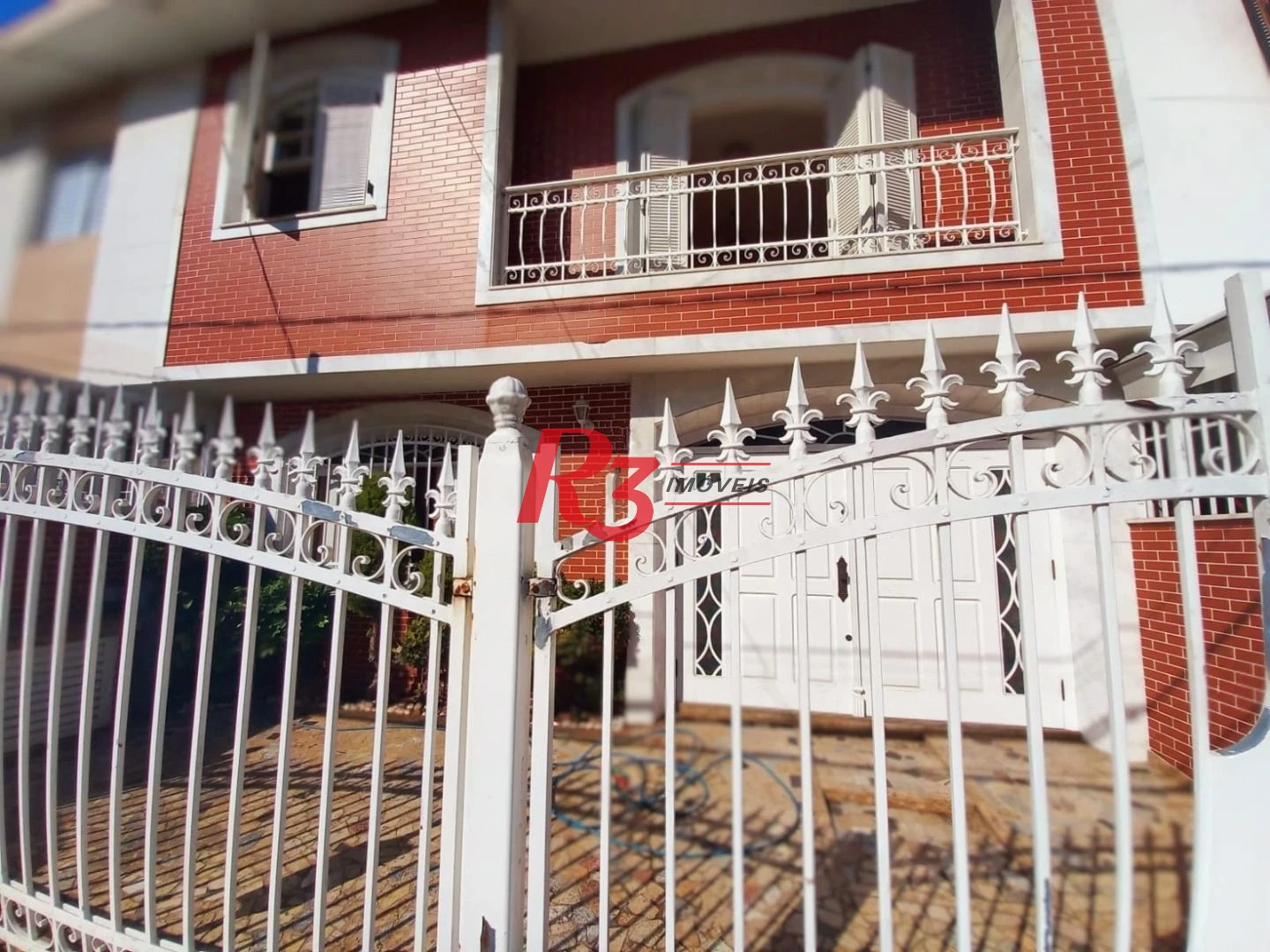 Sobrado com 3 dormitórios à venda, 131 m² por R$ 980.000,00 - Boqueirão - Santos/SP