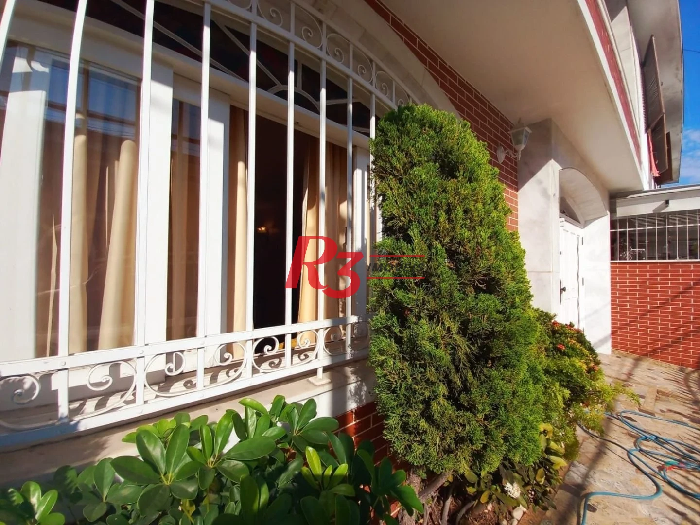 Sobrado com 3 dormitórios à venda, 131 m² por R$ 980.000,00 - Boqueirão - Santos/SP