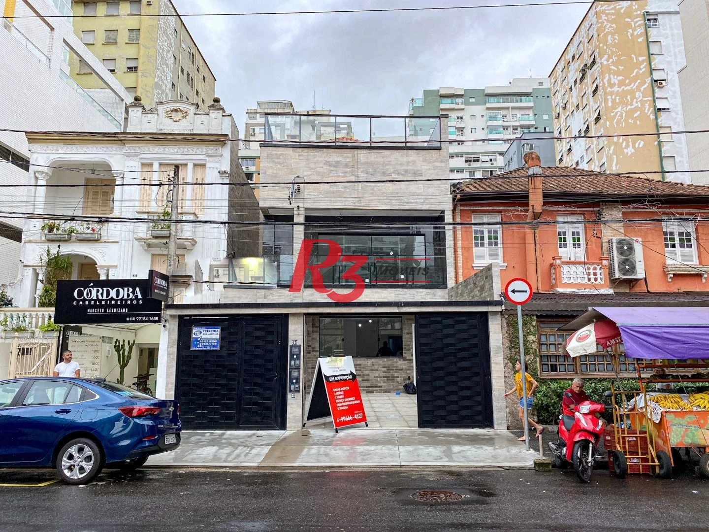 Casa duplex sobreposta alta à venda a poucos metros da praia do Embaré, recém construída, com 3 suítes ( 1 Master ), piscina, 2 vagas e churrasqueira