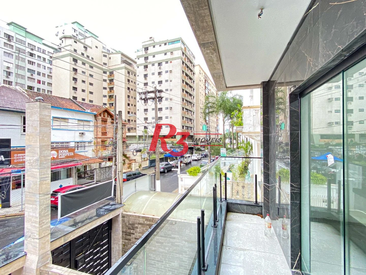 Casa duplex sobreposta alta à venda a poucos metros da praia do Embaré, recém construída, com 3 suítes ( 1 Master ), piscina, 2 vagas e churrasqueira