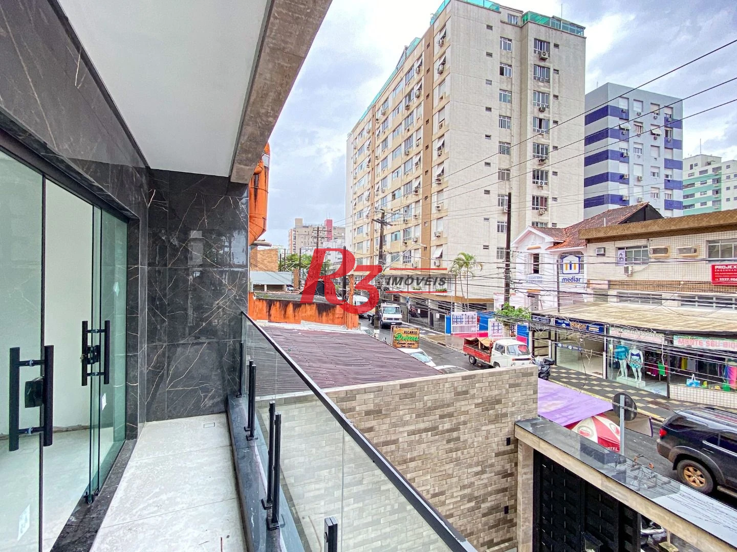 Casa duplex sobreposta alta à venda a poucos metros da praia do Embaré, recém construída, com 3 suítes ( 1 Master ), piscina, 2 vagas e churrasqueira