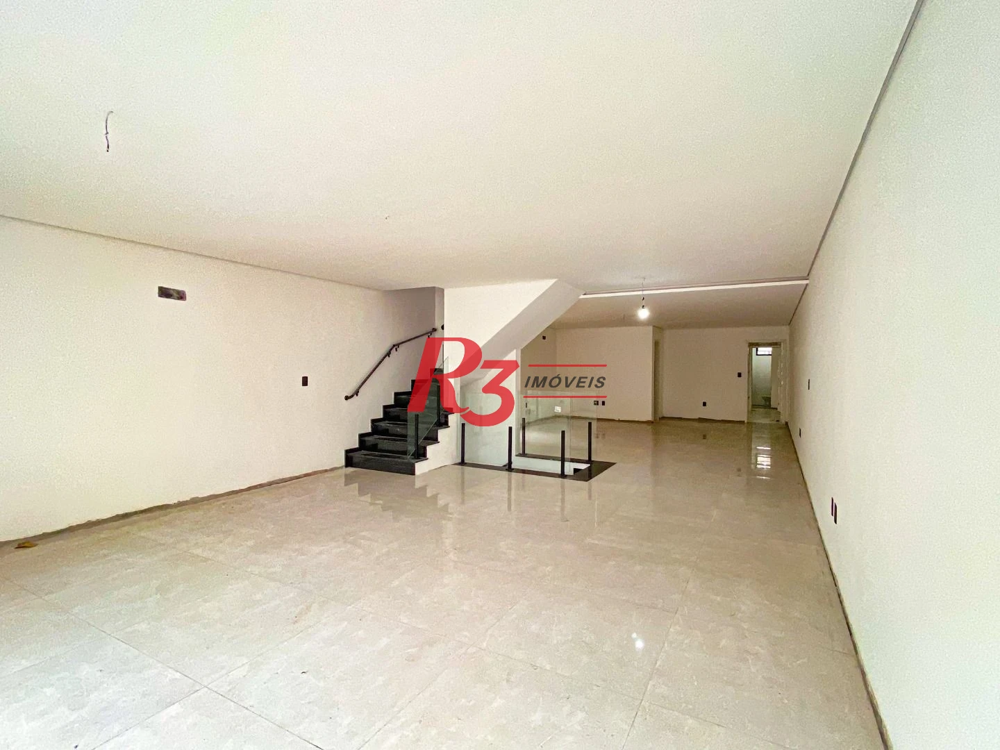 Casa duplex sobreposta alta à venda a poucos metros da praia do Embaré, recém construída, com 3 suítes ( 1 Master ), piscina, 2 vagas e churrasqueira