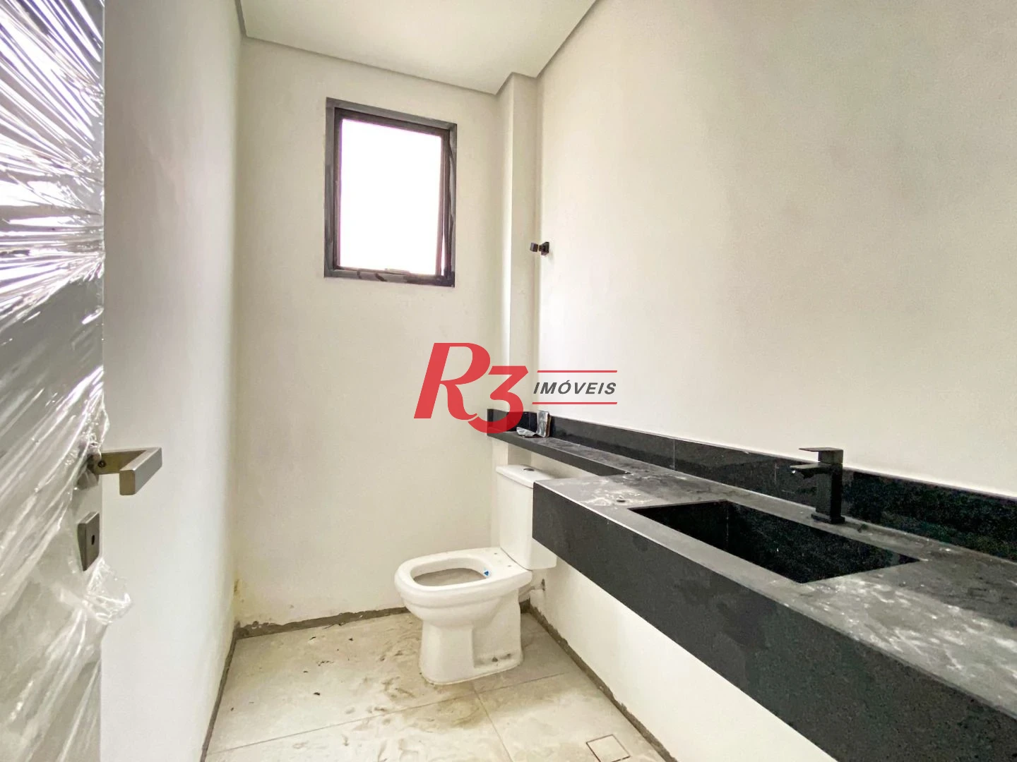 Casa duplex sobreposta alta à venda a poucos metros da praia do Embaré, recém construída, com 3 suítes ( 1 Master ), piscina, 2 vagas e churrasqueira