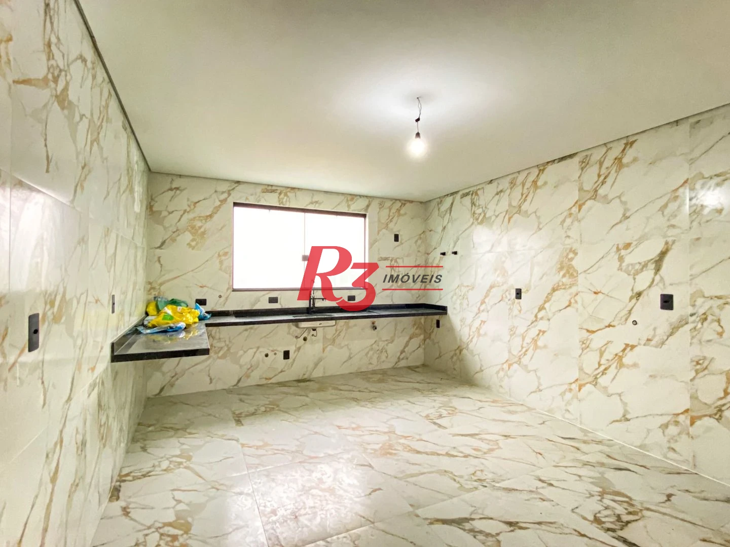 Casa duplex sobreposta alta à venda a poucos metros da praia do Embaré, recém construída, com 3 suítes ( 1 Master ), piscina, 2 vagas e churrasqueira