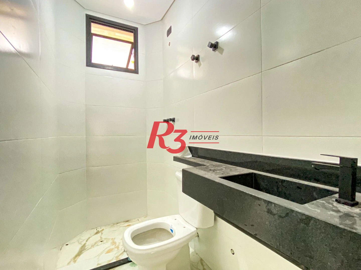 Casa duplex sobreposta alta à venda a poucos metros da praia do Embaré, recém construída, com 3 suítes ( 1 Master ), piscina, 2 vagas e churrasqueira
