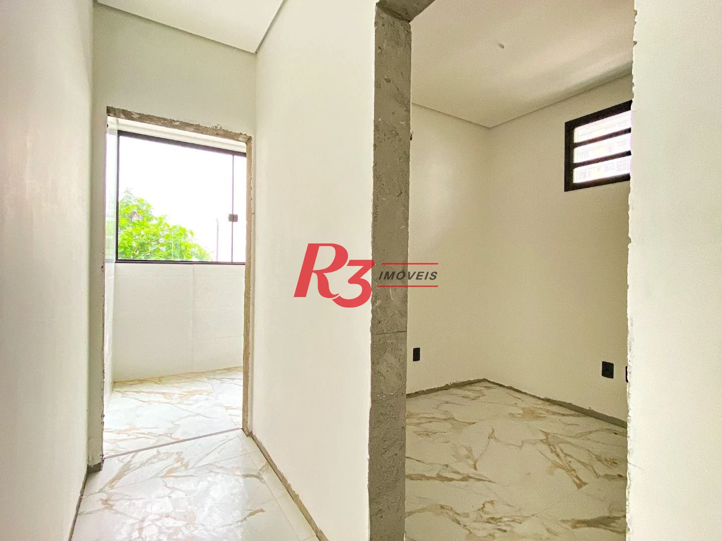 Casa duplex sobreposta alta à venda a poucos metros da praia do Embaré, recém construída, com 3 suítes ( 1 Master ), piscina, 2 vagas e churrasqueira