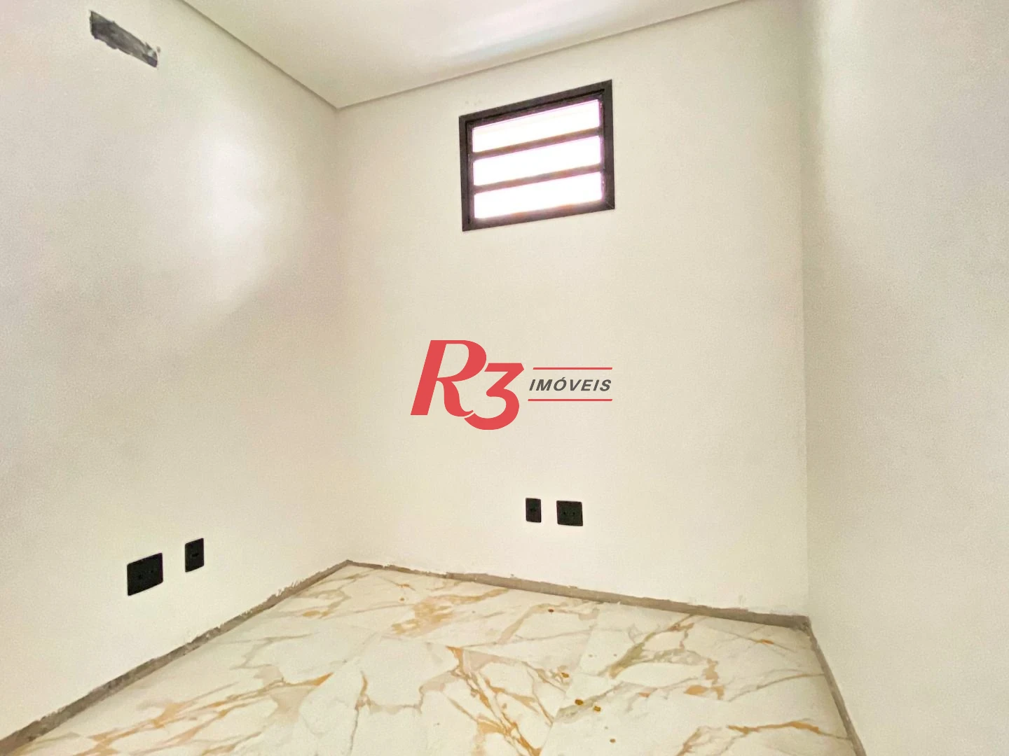 Casa duplex sobreposta alta à venda a poucos metros da praia do Embaré, recém construída, com 3 suítes ( 1 Master ), piscina, 2 vagas e churrasqueira