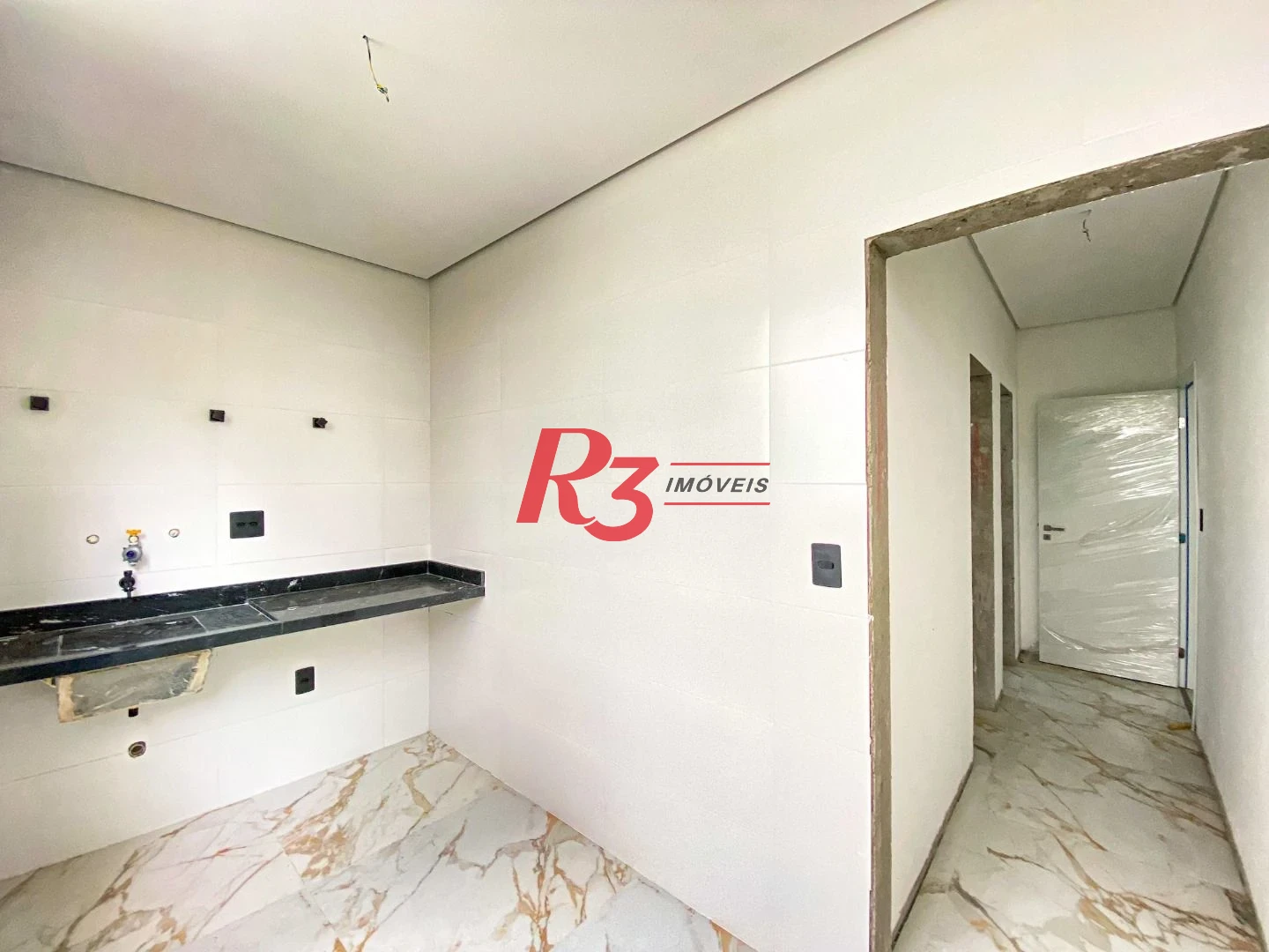Casa duplex sobreposta alta à venda a poucos metros da praia do Embaré, recém construída, com 3 suítes ( 1 Master ), piscina, 2 vagas e churrasqueira