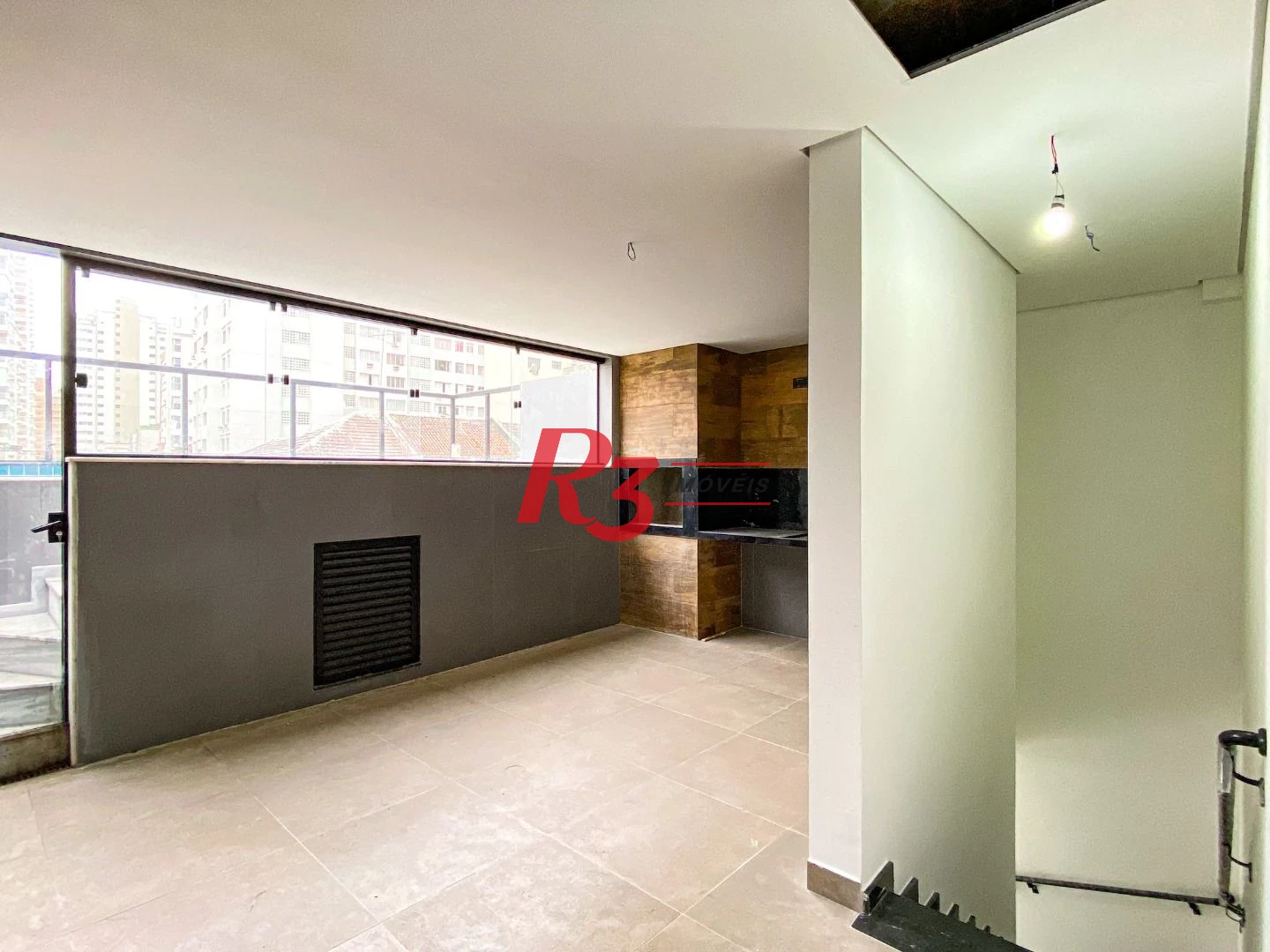 Casa duplex sobreposta alta à venda a poucos metros da praia do Embaré, recém construída, com 3 suítes ( 1 Master ), piscina, 2 vagas e churrasqueira