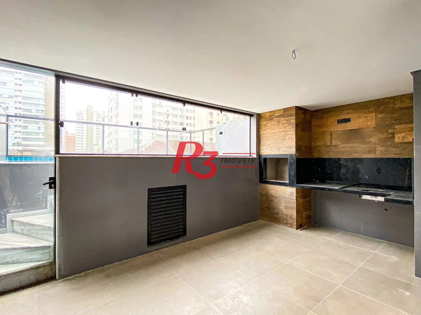 Casa duplex sobreposta alta à venda a poucos metros da praia do Embaré, recém construída, com 3 suítes ( 1 Master ), piscina, 2 vagas e churrasqueira