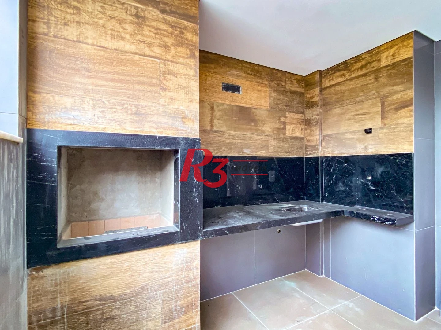 Casa duplex sobreposta alta à venda a poucos metros da praia do Embaré, recém construída, com 3 suítes ( 1 Master ), piscina, 2 vagas e churrasqueira
