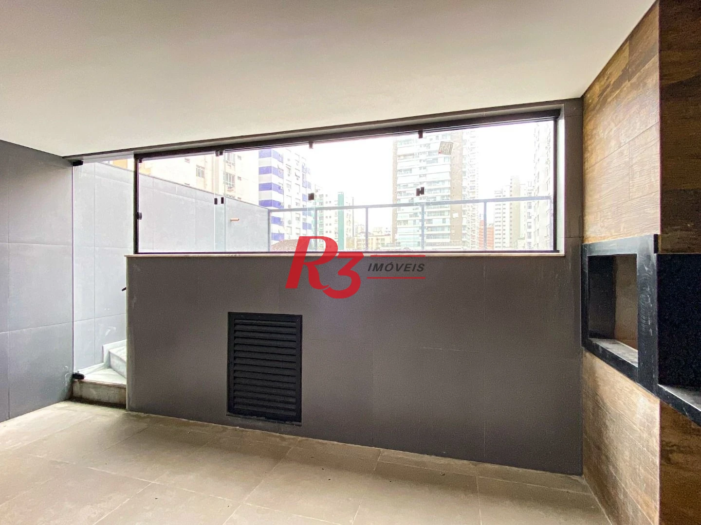 Casa duplex sobreposta alta à venda a poucos metros da praia do Embaré, recém construída, com 3 suítes ( 1 Master ), piscina, 2 vagas e churrasqueira