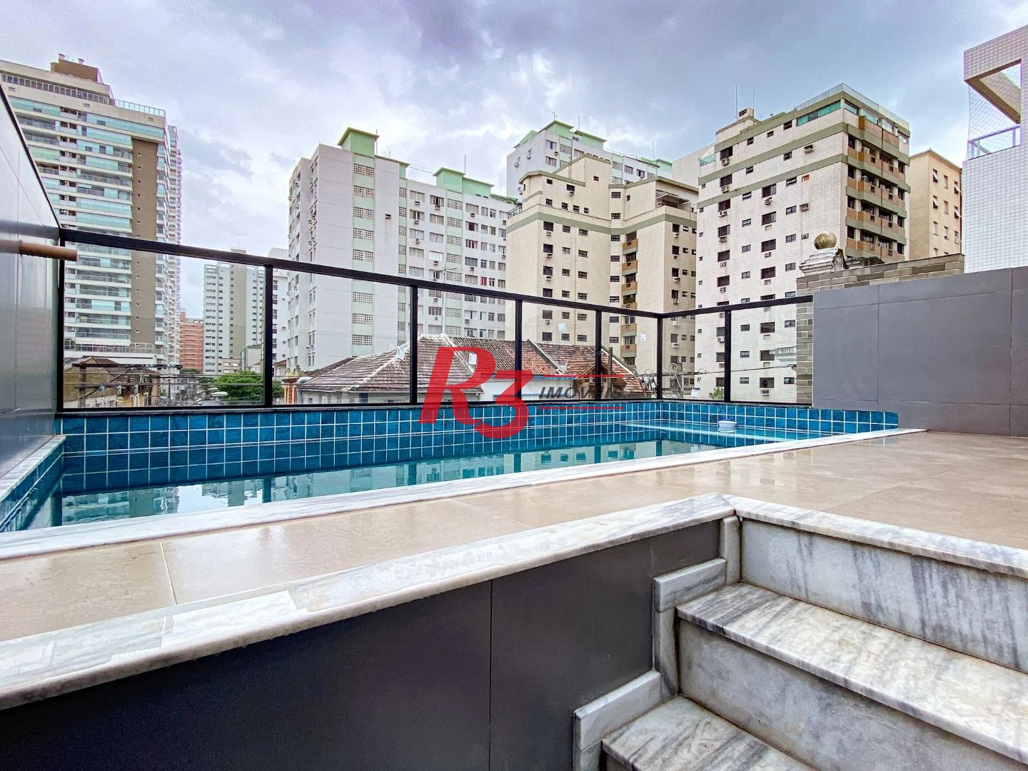 Casa duplex sobreposta alta à venda a poucos metros da praia do Embaré, recém construída, com 3 suítes ( 1 Master ), piscina, 2 vagas e churrasqueira