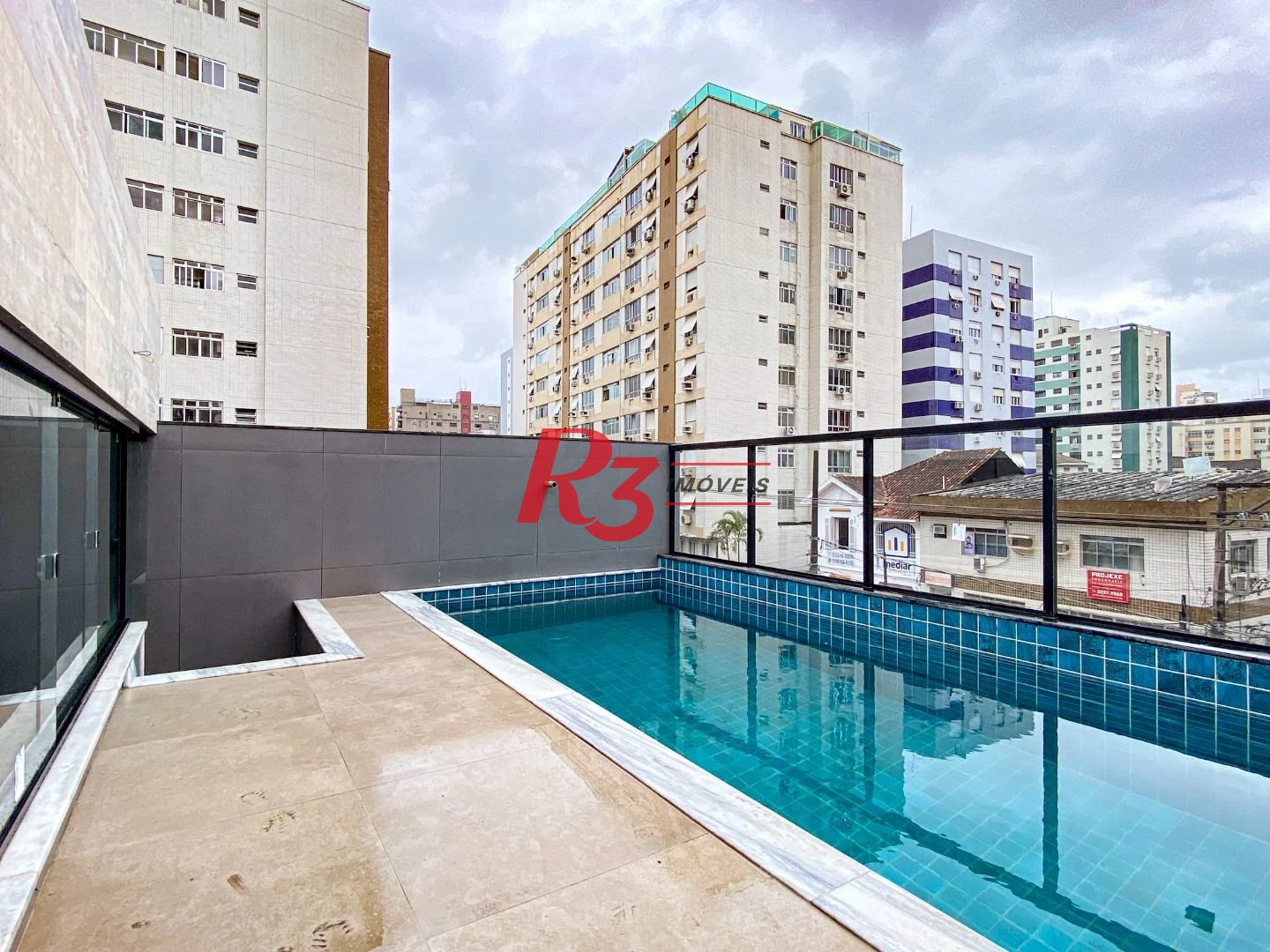 Casa duplex sobreposta alta à venda a poucos metros da praia do Embaré, recém construída, com 3 suítes ( 1 Master ), piscina, 2 vagas e churrasqueira
