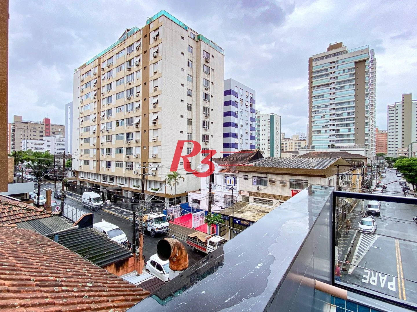 Casa duplex sobreposta alta à venda a poucos metros da praia do Embaré, recém construída, com 3 suítes ( 1 Master ), piscina, 2 vagas e churrasqueira