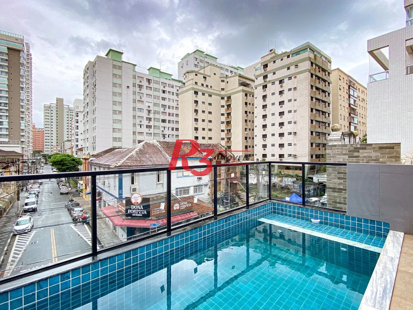 Casa duplex sobreposta alta à venda a poucos metros da praia do Embaré, recém construída, com 3 suítes ( 1 Master ), piscina, 2 vagas e churrasqueira