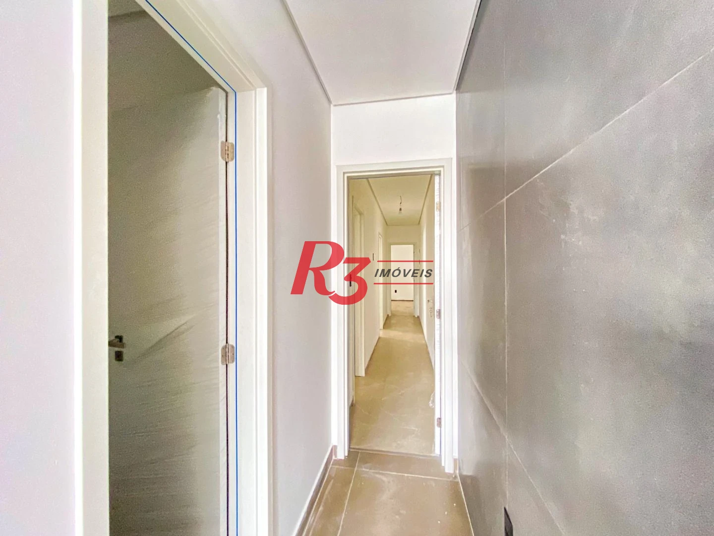 Casa duplex sobreposta alta à venda a poucos metros da praia do Embaré, recém construída, com 3 suítes ( 1 Master ), piscina, 2 vagas e churrasqueira