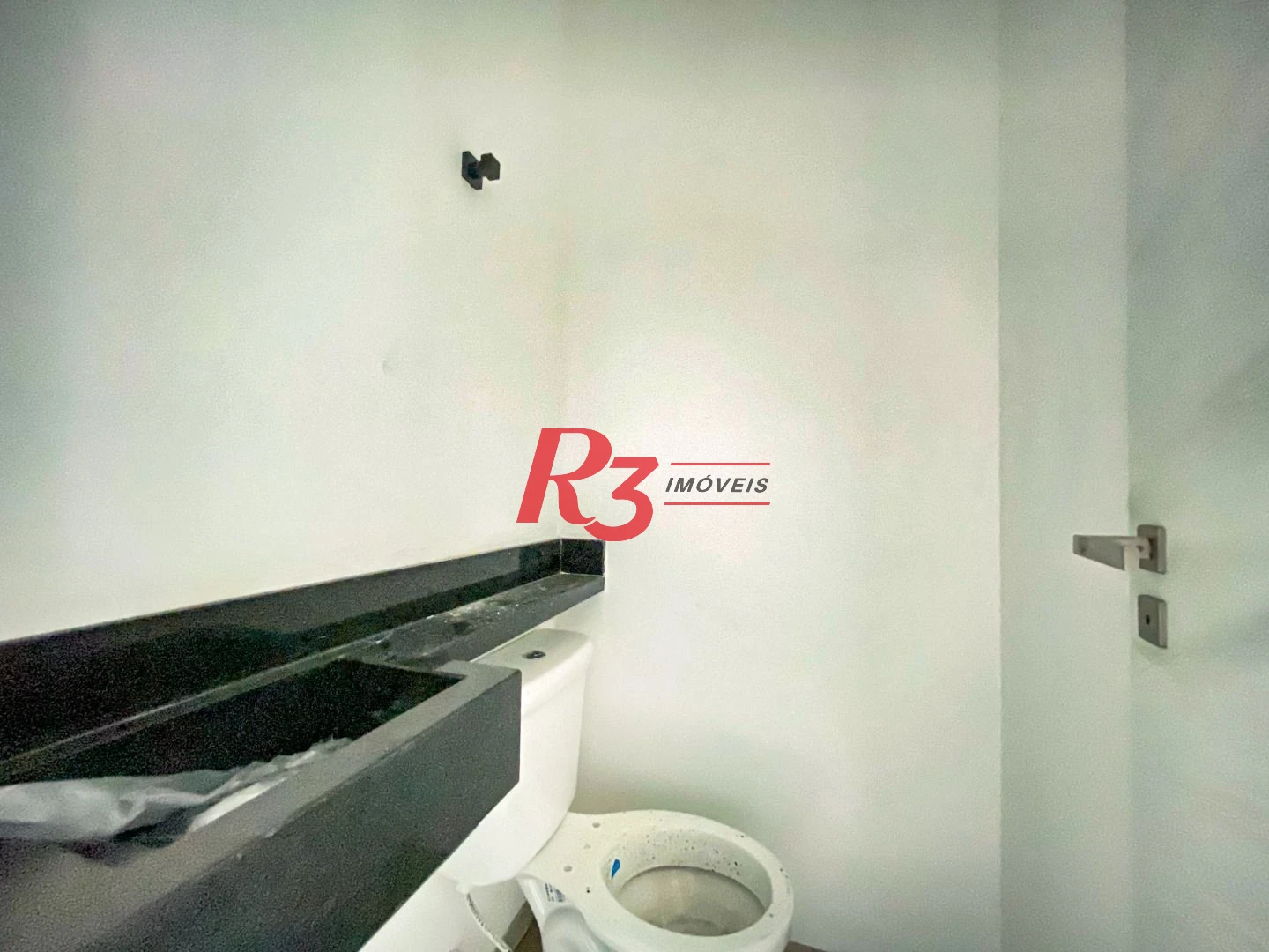 Casa duplex sobreposta alta à venda a poucos metros da praia do Embaré, recém construída, com 3 suítes ( 1 Master ), piscina, 2 vagas e churrasqueira