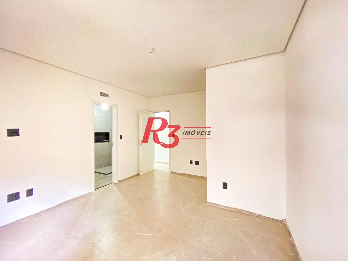 Casa duplex sobreposta alta à venda a poucos metros da praia do Embaré, recém construída, com 3 suítes ( 1 Master ), piscina, 2 vagas e churrasqueira