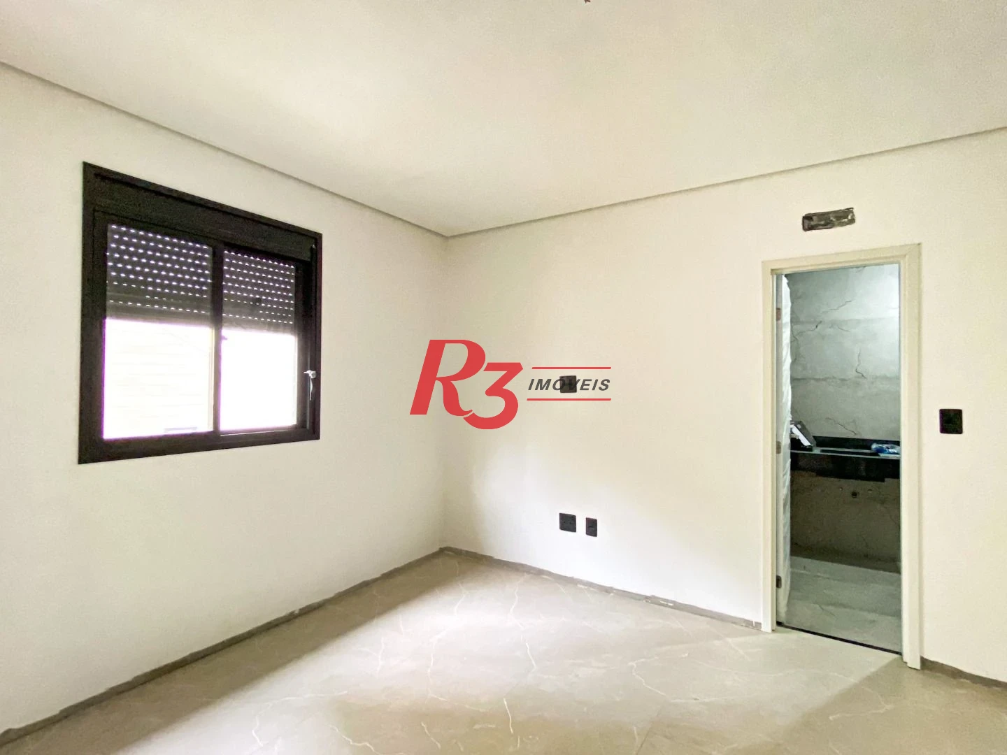Casa duplex sobreposta alta à venda a poucos metros da praia do Embaré, recém construída, com 3 suítes ( 1 Master ), piscina, 2 vagas e churrasqueira
