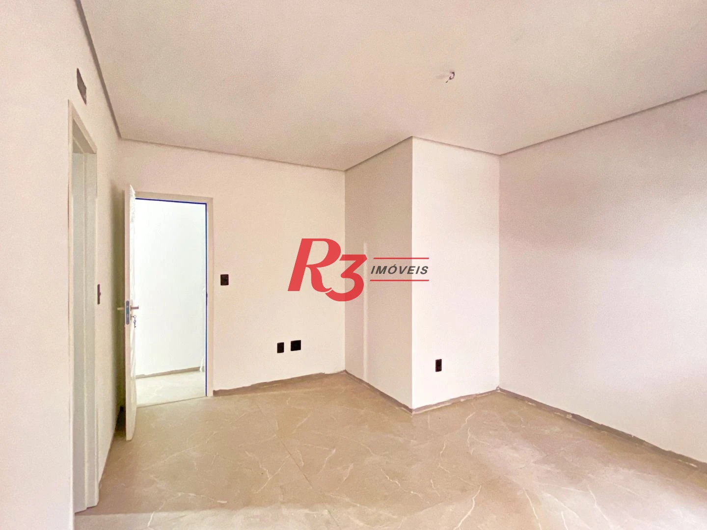 Casa duplex sobreposta alta à venda a poucos metros da praia do Embaré, recém construída, com 3 suítes ( 1 Master ), piscina, 2 vagas e churrasqueira