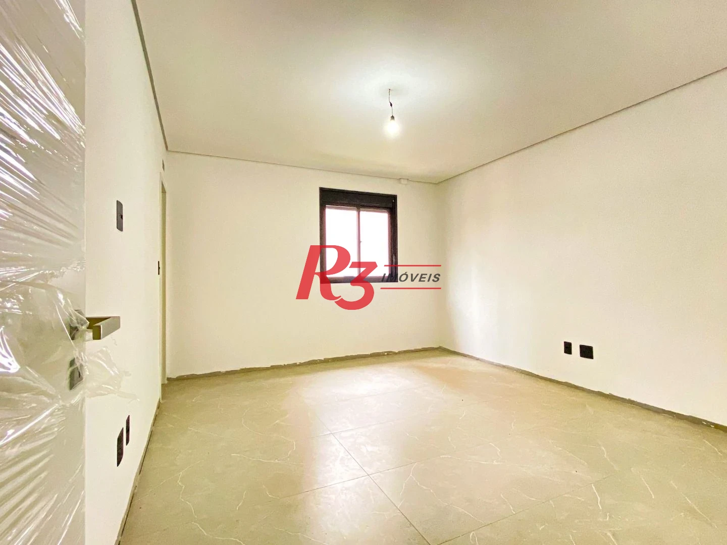 Casa duplex sobreposta alta à venda a poucos metros da praia do Embaré, recém construída, com 3 suítes ( 1 Master ), piscina, 2 vagas e churrasqueira