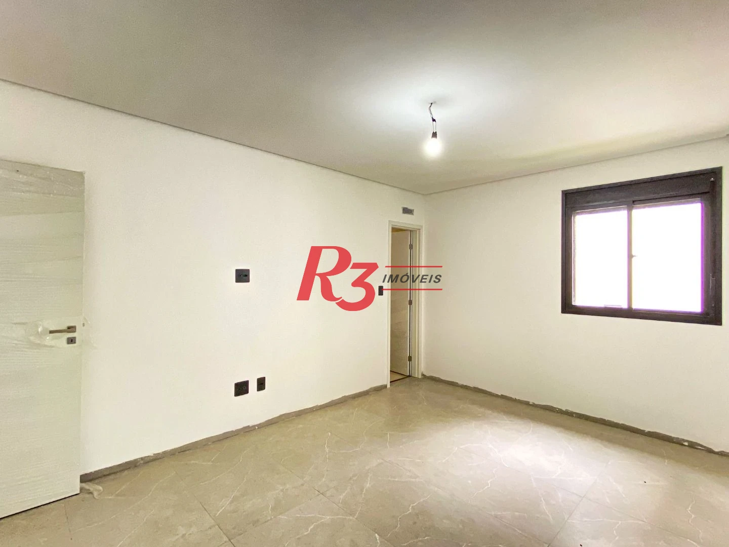 Casa duplex sobreposta alta à venda a poucos metros da praia do Embaré, recém construída, com 3 suítes ( 1 Master ), piscina, 2 vagas e churrasqueira