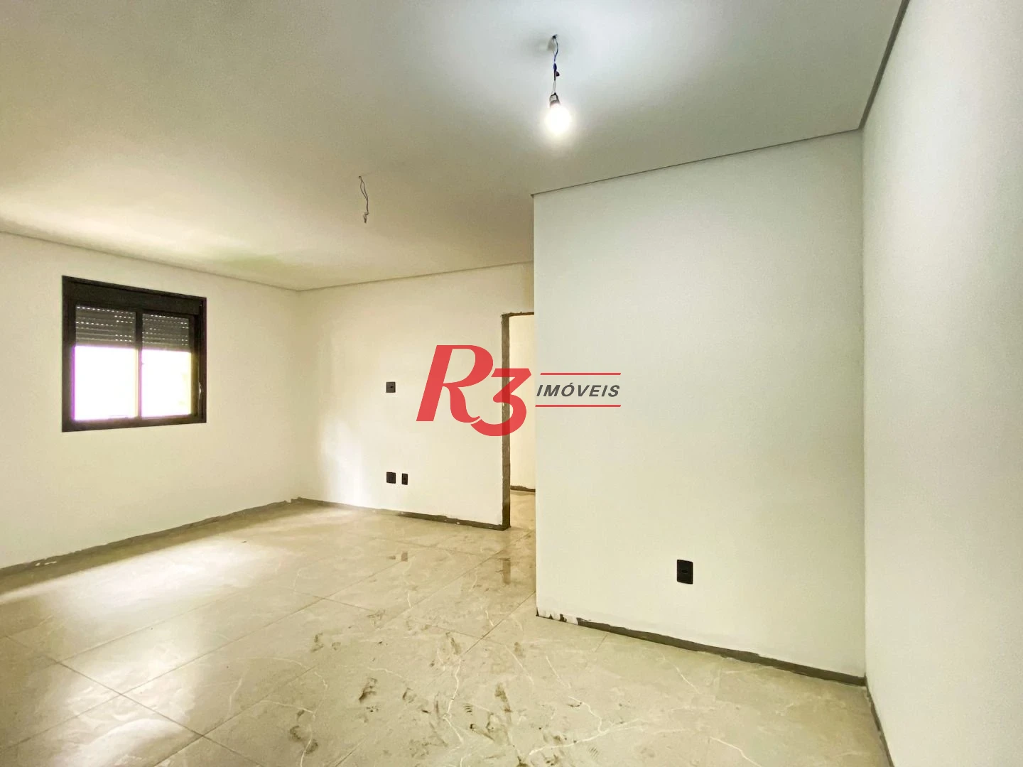 Casa duplex sobreposta alta à venda a poucos metros da praia do Embaré, recém construída, com 3 suítes ( 1 Master ), piscina, 2 vagas e churrasqueira