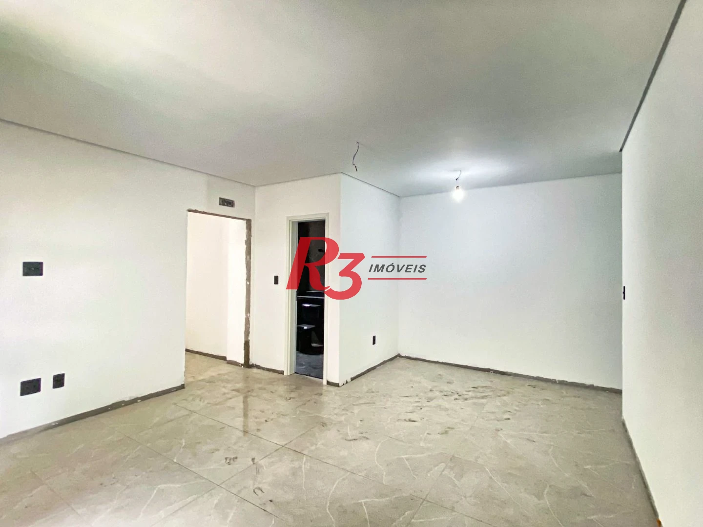 Casa duplex sobreposta alta à venda a poucos metros da praia do Embaré, recém construída, com 3 suítes ( 1 Master ), piscina, 2 vagas e churrasqueira