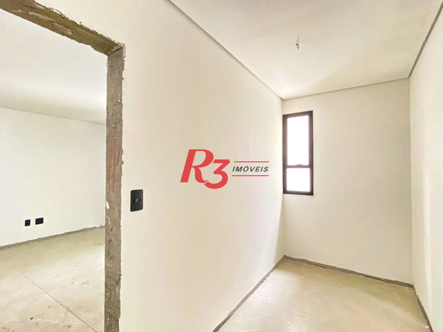 Casa duplex sobreposta alta à venda a poucos metros da praia do Embaré, recém construída, com 3 suítes ( 1 Master ), piscina, 2 vagas e churrasqueira