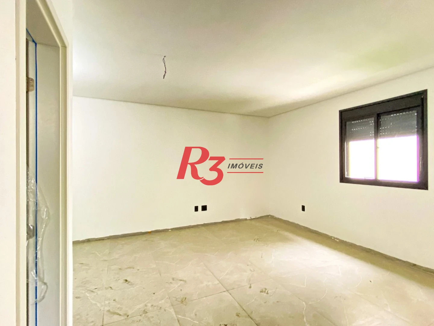Casa duplex sobreposta alta à venda a poucos metros da praia do Embaré, recém construída, com 3 suítes ( 1 Master ), piscina, 2 vagas e churrasqueira