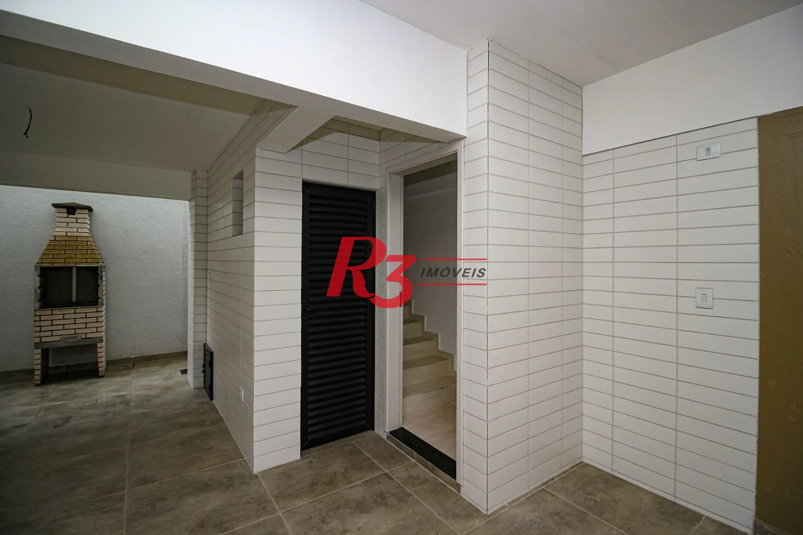 Sobrado triplex  à venda  em villagio no bairro do Macuco. 94 m², 2 suítes, vaga para carro e moto e espaço com churrasqueira.
