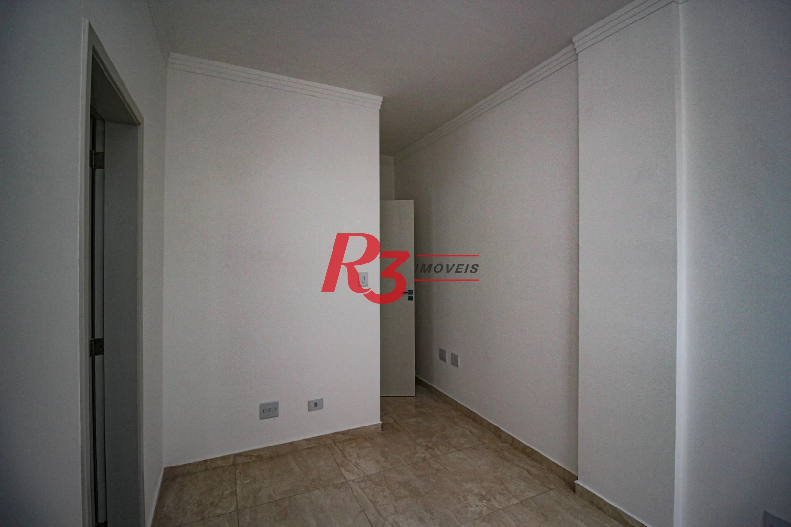 Sobrado triplex  à venda  em villagio no bairro do Macuco. 94 m², 2 suítes, vaga para carro e moto e espaço com churrasqueira.