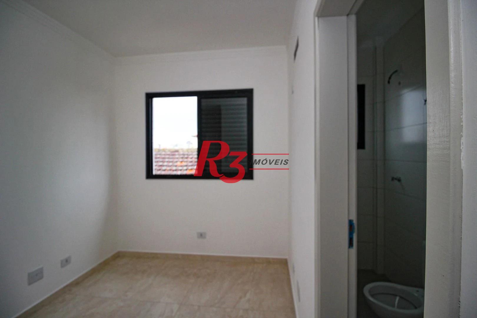 Sobrado triplex  à venda  em villagio no bairro do Macuco. 94 m², 2 suítes, vaga para carro e moto e espaço com churrasqueira.