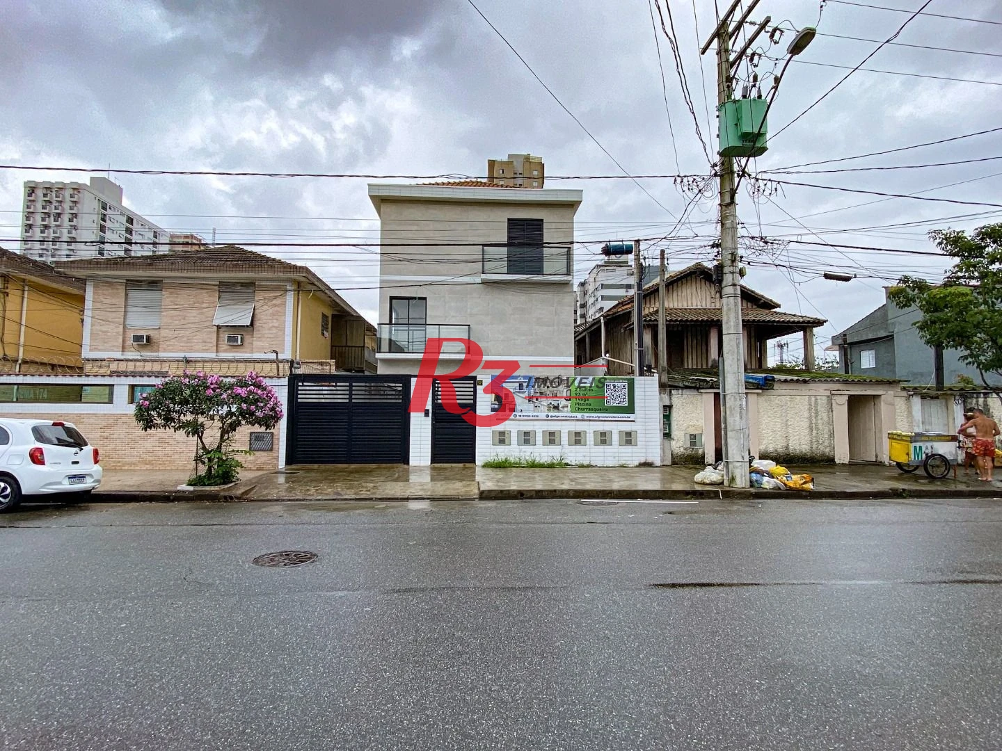 Sobrado triplex  à venda  em villagio no bairro do Macuco. 94 m², 2 suítes, vaga para carro e moto e espaço com churrasqueira.