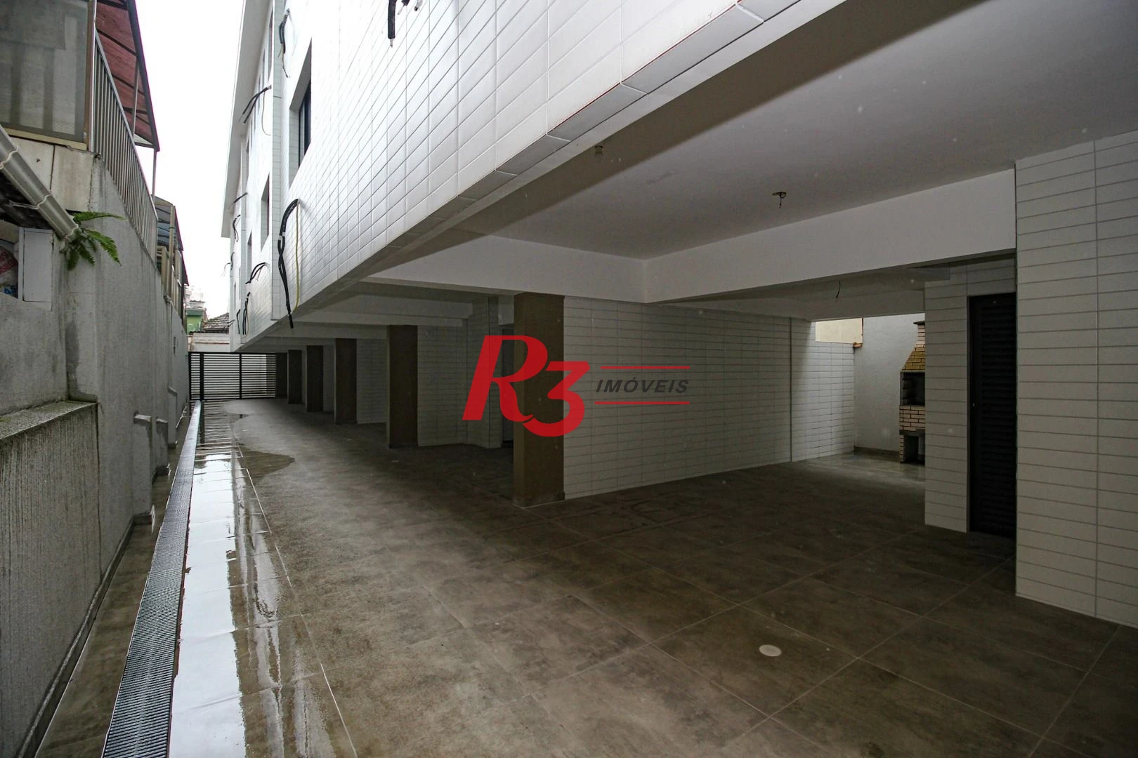 Sobrado triplex  à venda  em villagio no bairro do Macuco. 94 m², 2 suítes, vaga para carro e moto e espaço com churrasqueira.