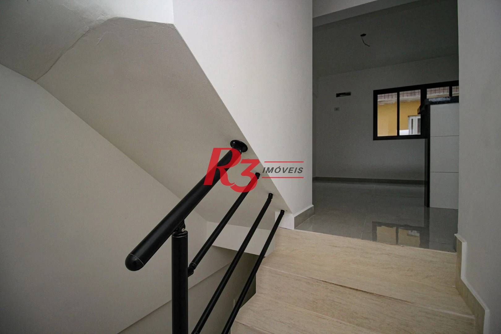 Sobrado triplex  à venda  em villagio no bairro do Macuco. 94 m², 2 suítes, vaga para carro e moto e espaço com churrasqueira.