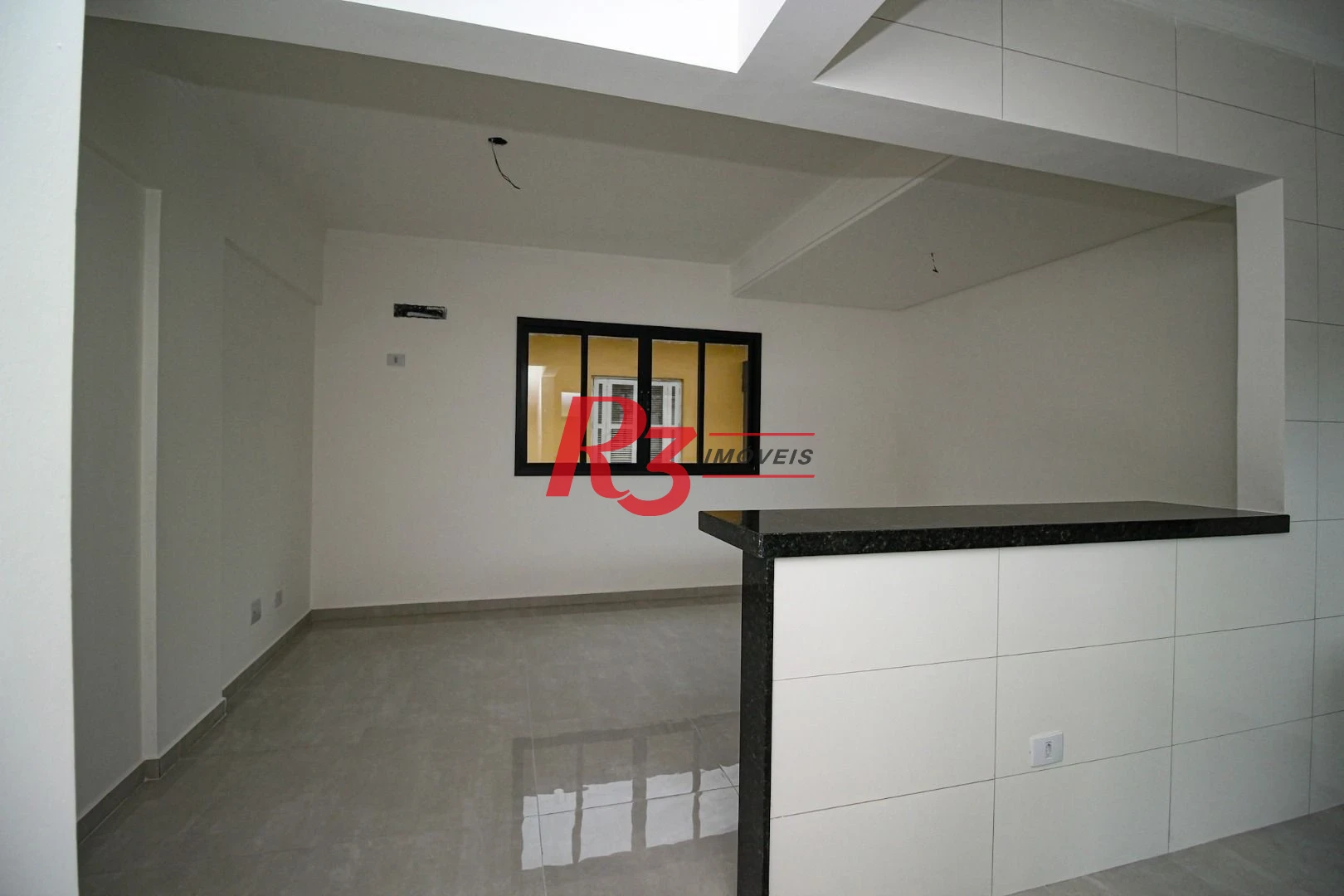 Sobrado triplex  à venda  em villagio no bairro do Macuco. 94 m², 2 suítes, vaga para carro e moto e espaço com churrasqueira.