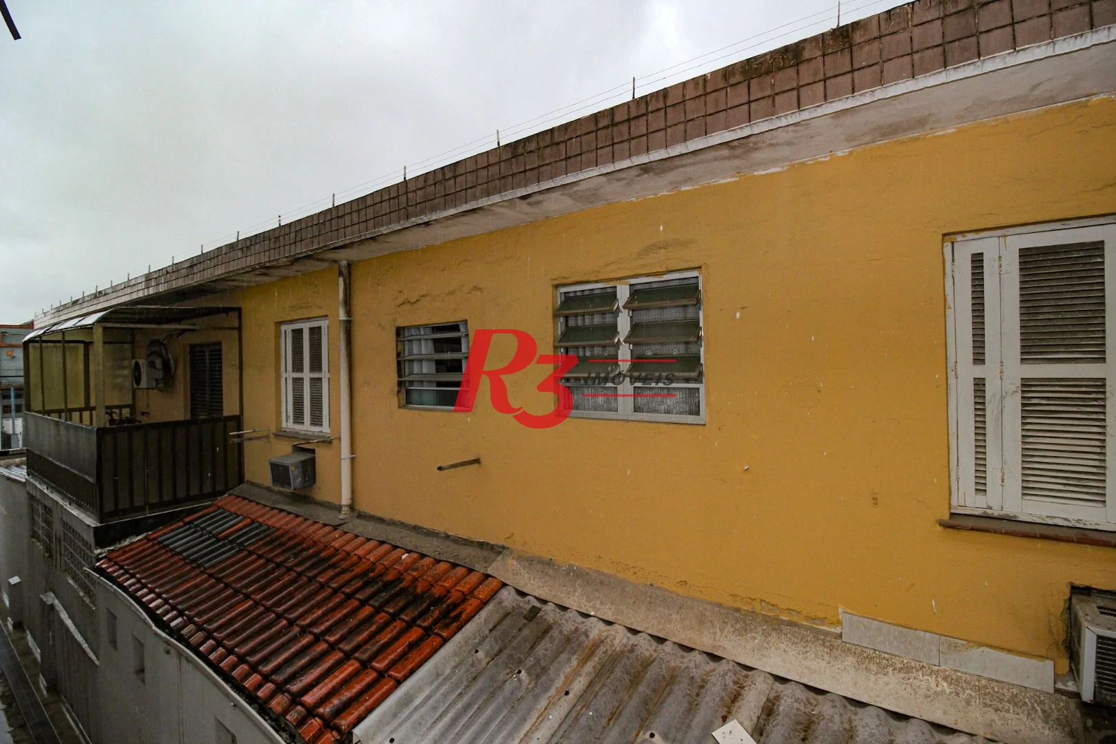 Sobrado triplex  à venda  em villagio no bairro do Macuco. 94 m², 2 suítes, vaga para carro e moto e espaço com churrasqueira.