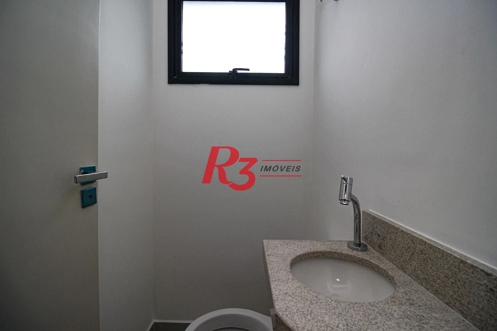 Sobrado triplex  à venda  em villagio no bairro do Macuco. 94 m², 2 suítes, vaga para carro e moto e espaço com churrasqueira.