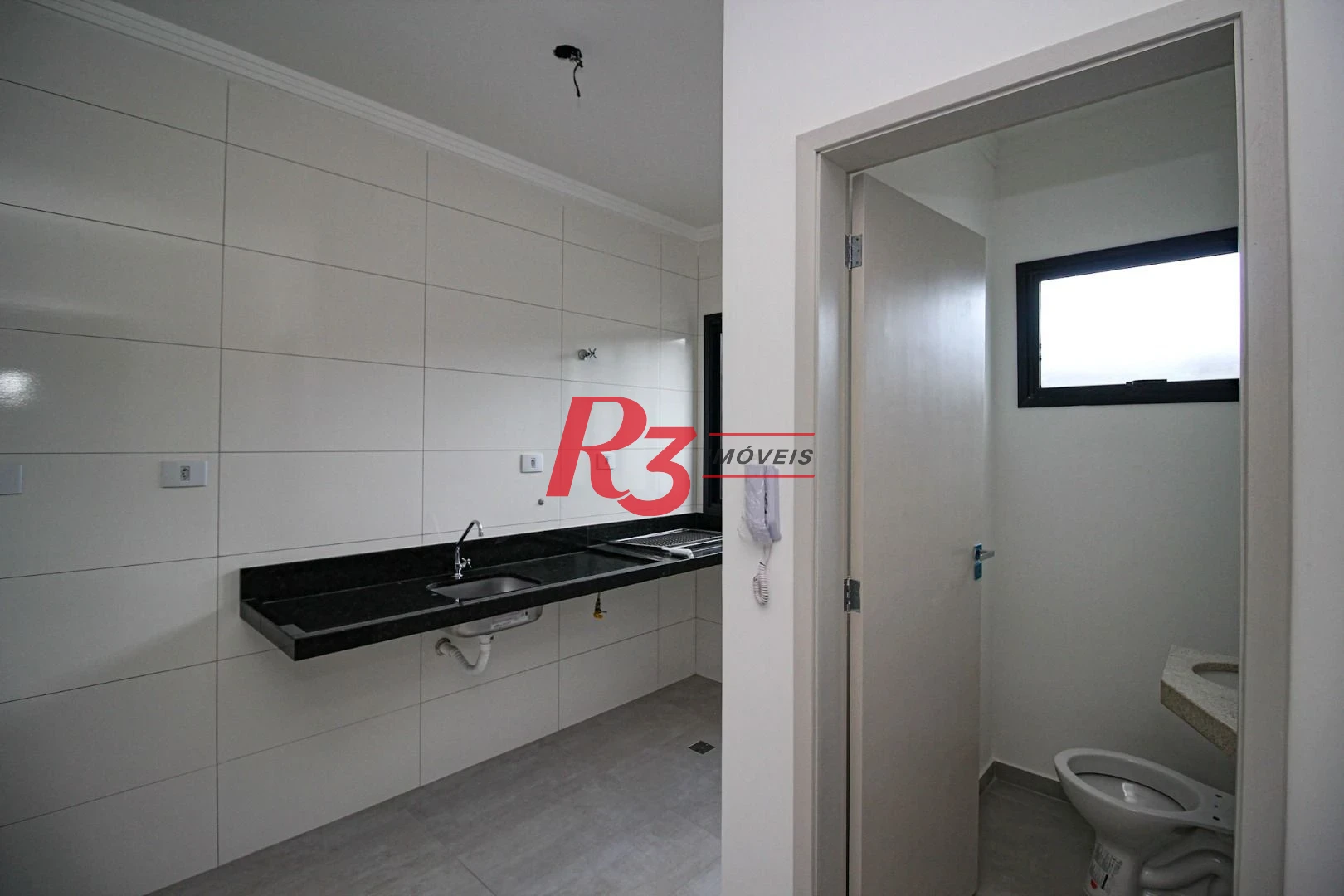 Sobrado triplex  à venda  em villagio no bairro do Macuco. 94 m², 2 suítes, vaga para carro e moto e espaço com churrasqueira.