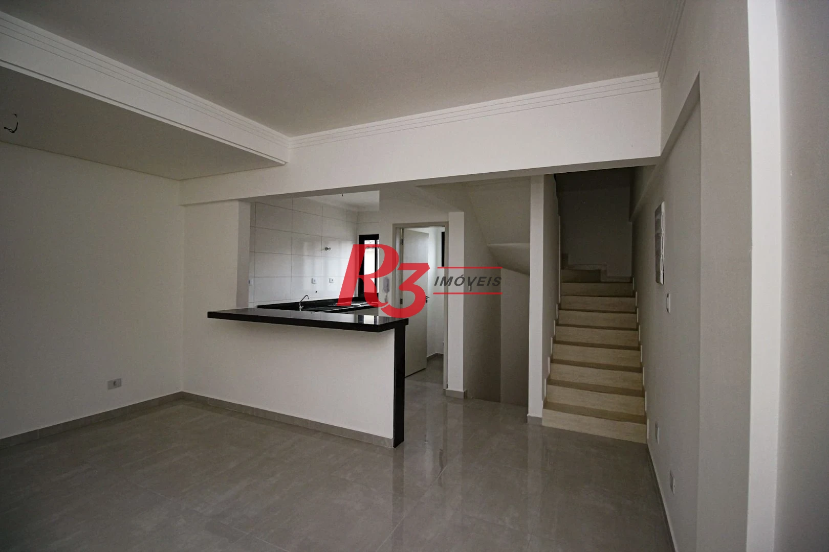 Sobrado triplex  à venda  em villagio no bairro do Macuco. 94 m², 2 suítes, vaga para carro e moto e espaço com churrasqueira.