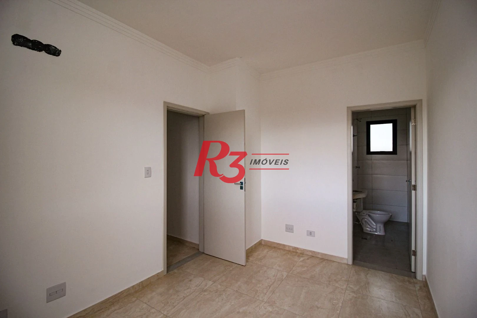 Sobrado triplex  à venda  em villagio no bairro do Macuco. 94 m², 2 suítes, vaga para carro e moto e espaço com churrasqueira.