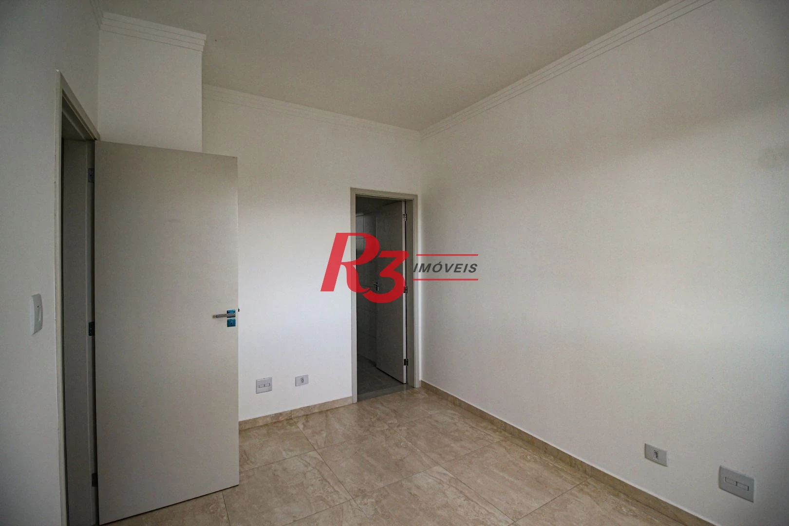 Sobrado triplex  à venda  em villagio no bairro do Macuco. 94 m², 2 suítes, vaga para carro e moto e espaço com churrasqueira.