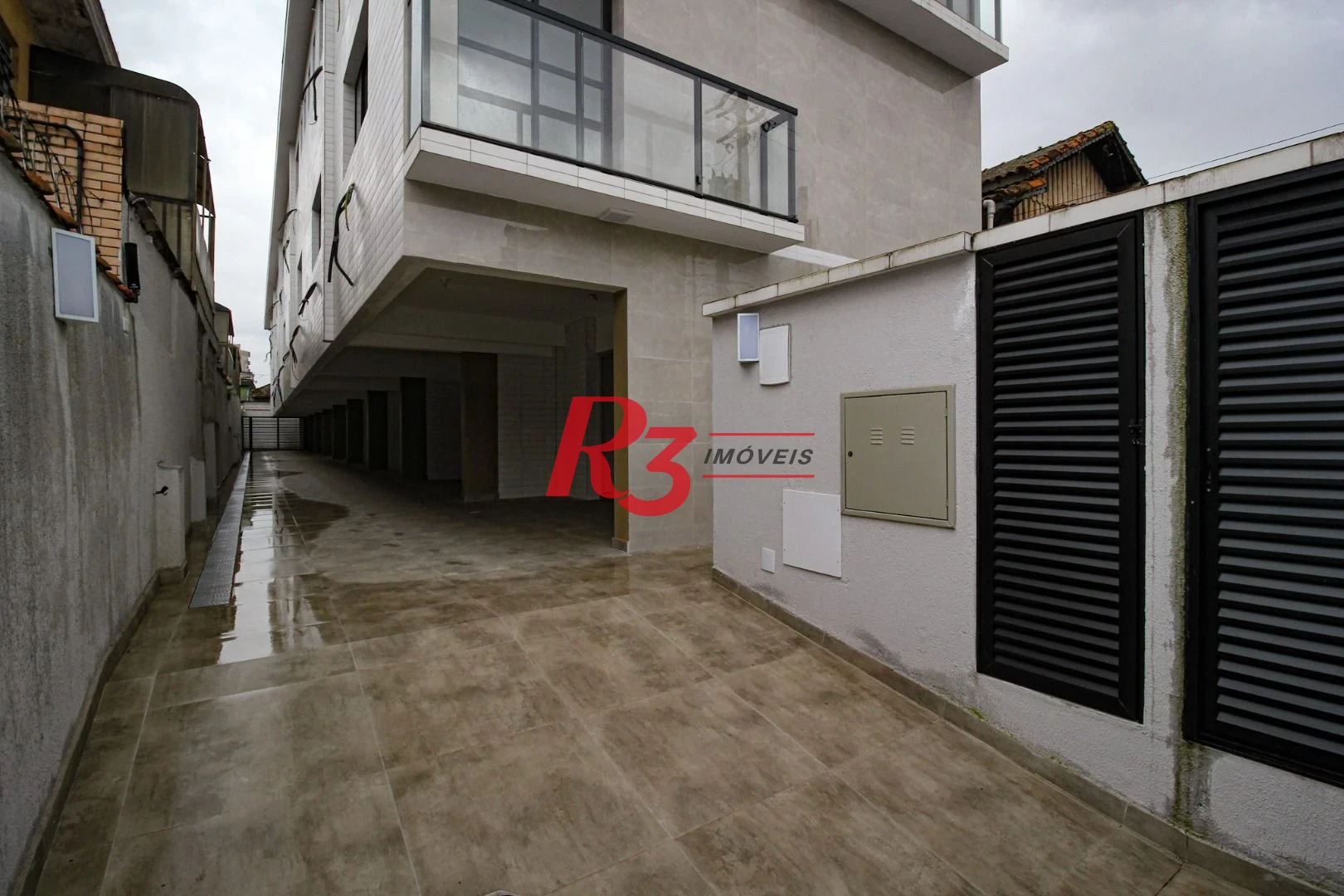 Sobrado triplex  à venda  em villagio no bairro do Macuco. 94 m², 2 suítes, vaga para carro e moto e espaço com churrasqueira.