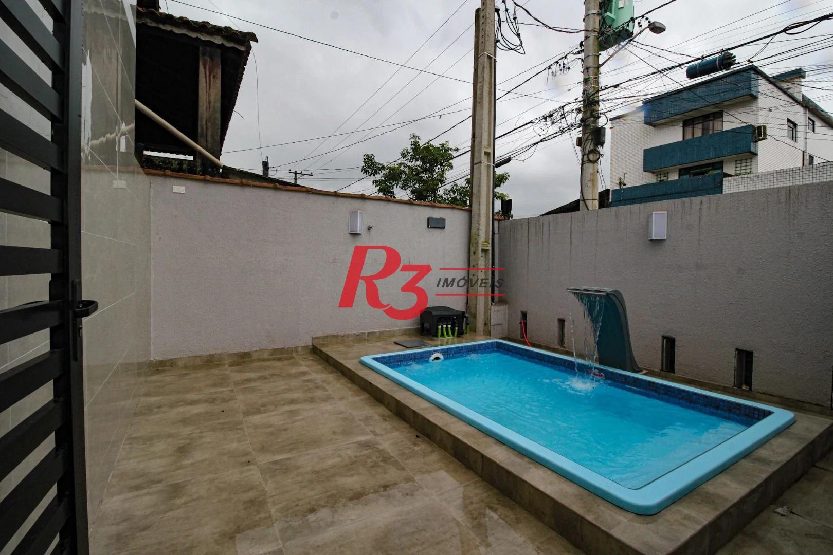 Sobrado triplex  à venda  em villagio no bairro do Macuco. 94 m², 2 suítes, vaga para carro e moto e espaço com churrasqueira.